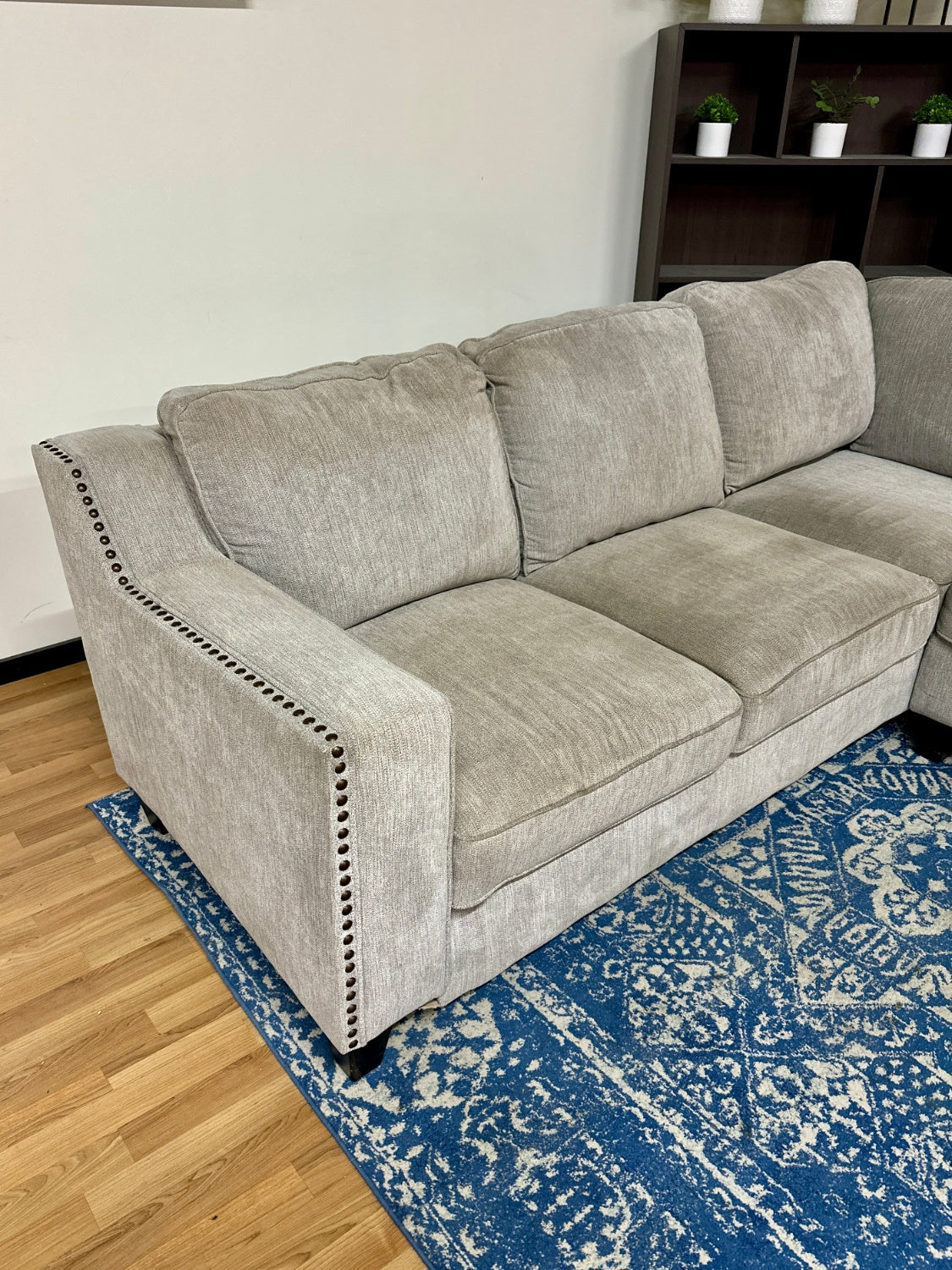 π DELIVERY AVAILABLE! Gorgeous Grey Pinhead Sectional Sofa