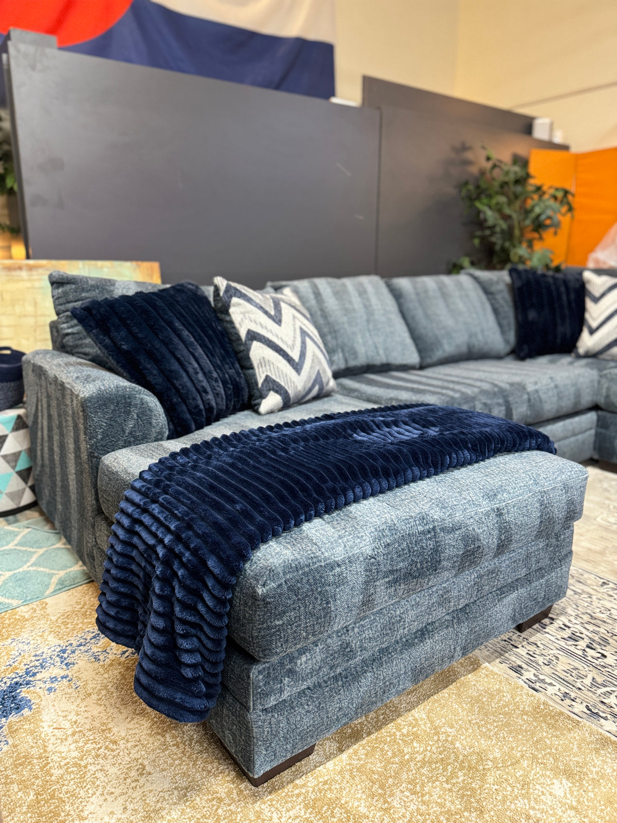 Ridge U-Shape Sectional in Navy