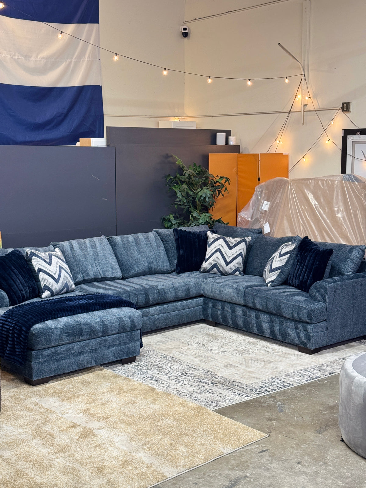Ridge U-Shape Sectional in Navy