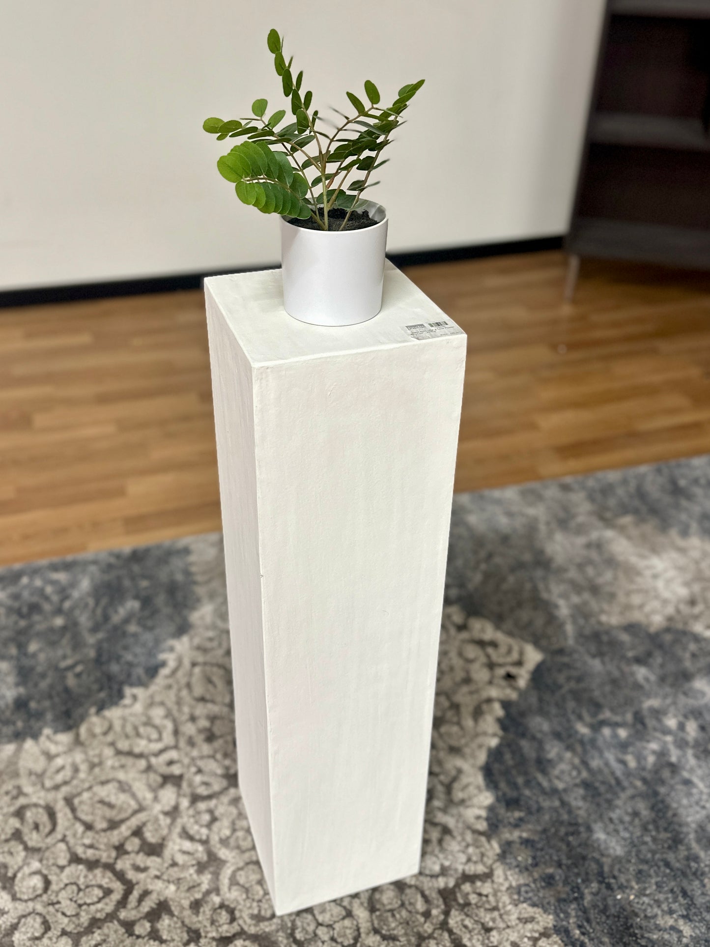 Pedestal in White